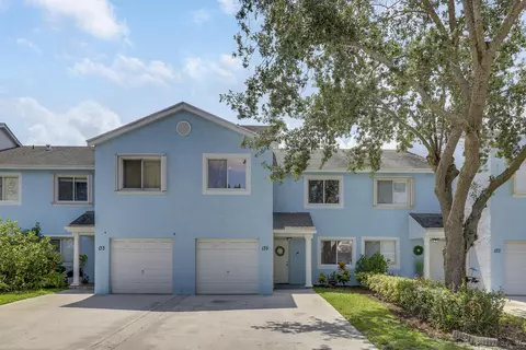 135 Fairway Ln, Royal Palm Beach, FL 33411