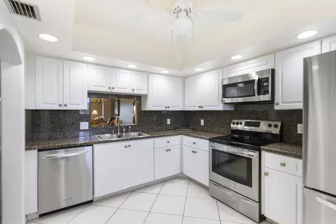 250 John F Kennedy Dr #PH7, Lake Worth, FL 33462