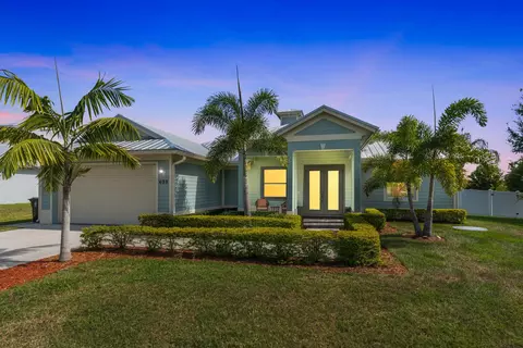699 SE Crescent Ave, Port Saint Lucie, FL 34984