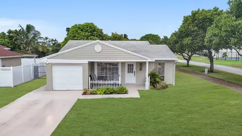 8269 Huntsman Pl, Boca Raton, FL 33433