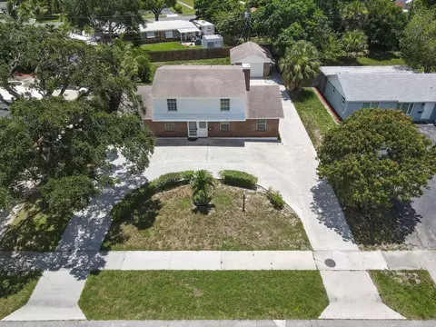 814 Poplar Dr, Lake Park, FL 33403