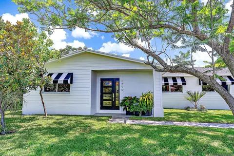 7710 W Lake Dr, Lake Clarke Shores, FL 33406