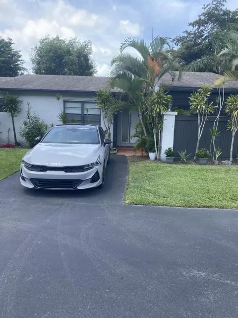 13 Mohawk Dr, Royal Palm Beach, FL 33411