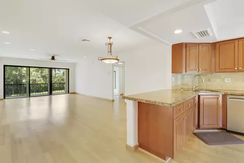 1707 Consulate Pl #203, West Palm Beach, FL 33401