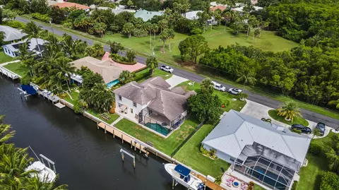 9294 SE Kingsley St, Hobe Sound, FL 33455