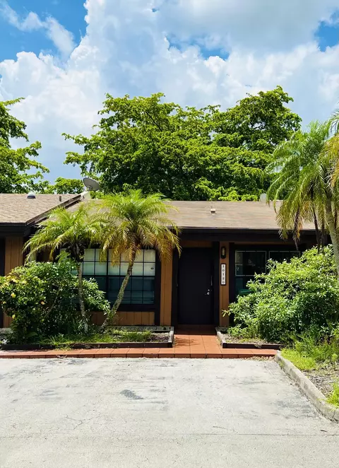 10120 Acorn Ln, Pembroke Pines, FL 33026