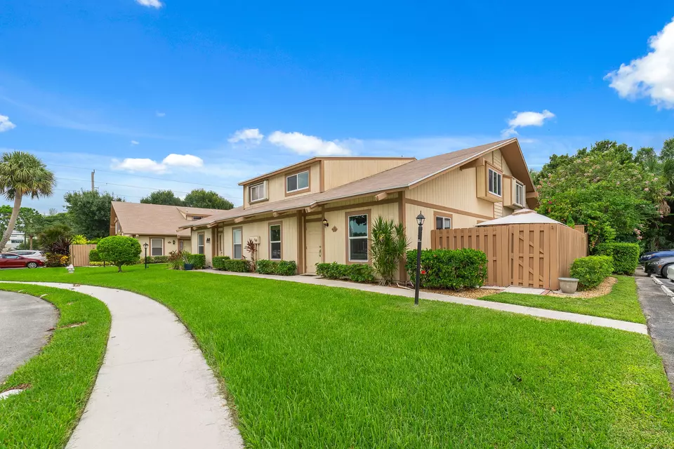  333 Maplecrest Cir, Jupiter, FL 33458 photo 1