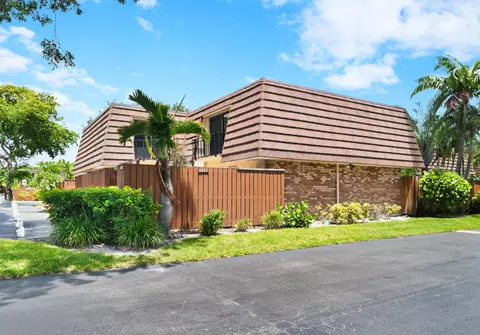 2435 Moreland Pl, Lake Worth, FL 33461