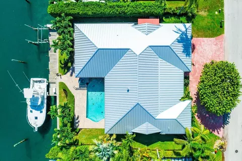 1070 Grand Bahama Ln, Singer Island, FL 33404