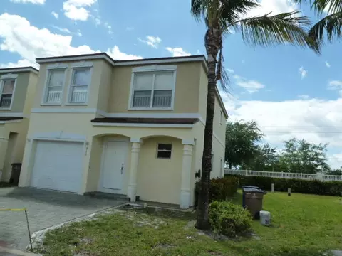 915 SW 15th St, Deerfield Beach, FL 33441