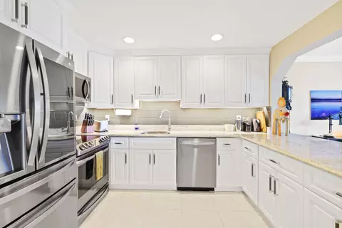 801 Palm Trl #9, Delray Beach, FL 33483