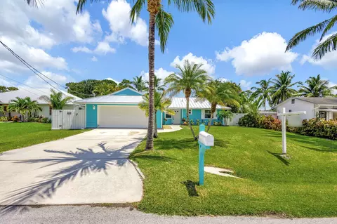 8285 SE Pinehaven Ave, Hobe Sound, FL 33455