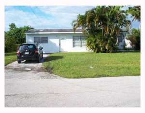 2443 SE Washington St, Stuart, FL 34997 photo 1