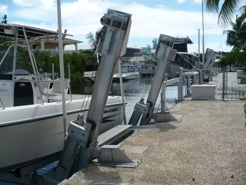 2120 Dolphin Dr, Marathon, FL 33050 photo 3