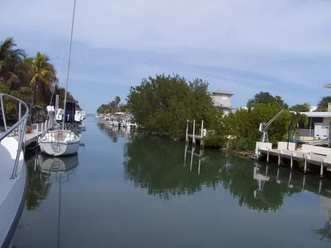 2002 Dolphin Dr, Marathon, FL 33050 photo 2
