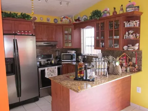 2443 W 71 Pl, Hialeah, FL 33016 photo 3