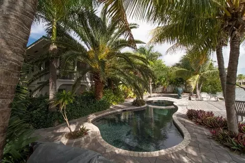 245 S Point Dr, Sugarloaf Key, FL 33042 photo 5