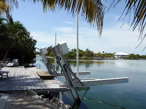 245 S Point Dr, Sugarloaf Key, FL 33042 photo 10