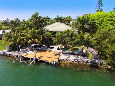 245 S Point Dr, Sugarloaf Key, FL 33042 photo 7