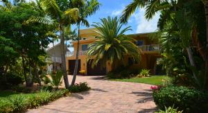 378 E Seaview Dr, Duck Key, FL 33050 photo 4
