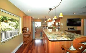 378 E Seaview Dr, Duck Key, FL 33050 photo 37