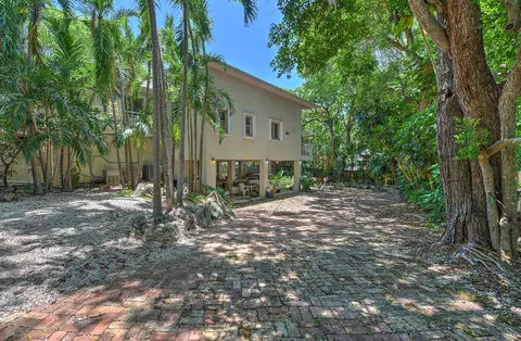 203 Apache St, Tavernier, FL 33070 photo 3