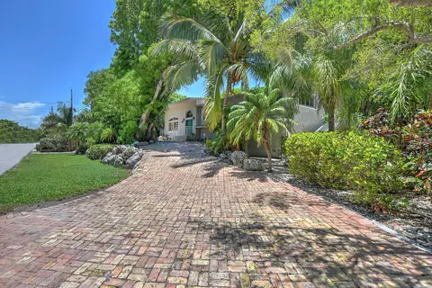 203 Apache St, Tavernier, FL 33070 photo 2