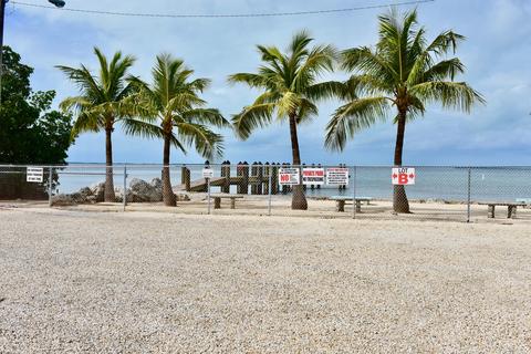 11 Gulf Dr, Key Largo, FL 33037 photo 2
