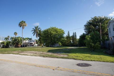30 Flipper Rd, Big Coppitt, FL 33040