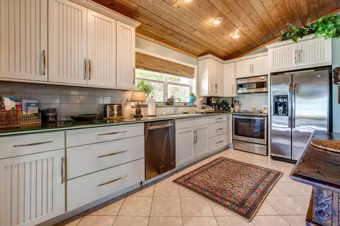 Kitchen - 29410 Ranger Ave, Big Pine Key, FL 33043 photo 2 of 2
