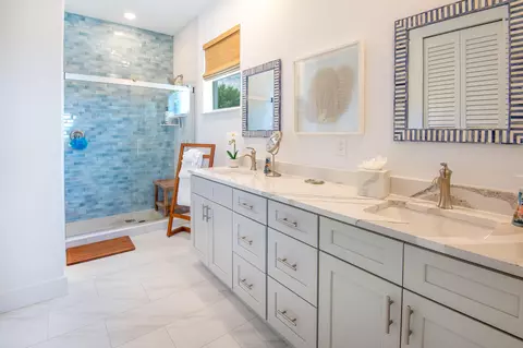 Bath - 132 Coco Plum Dr, Marathon, FL 33050 photo 2 of 6