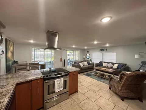906 S Emerald Dr, Key Largo, FL 33037