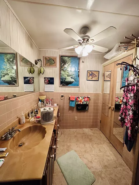 Bath - 21082 E 6th Ave, Cudjoe Key, FL 33042 photo 2 of 5