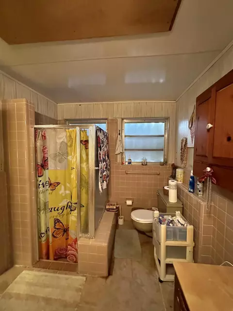 Bath - 21082 E 6th Ave, Cudjoe Key, FL 33042 photo 1 of 5