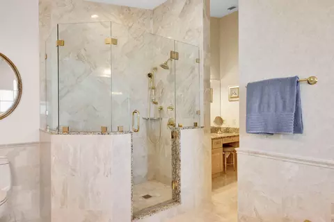 Bath - 701 12th St #KEY colony, Key Colony Beach, FL 33051 photo 4 of 6
