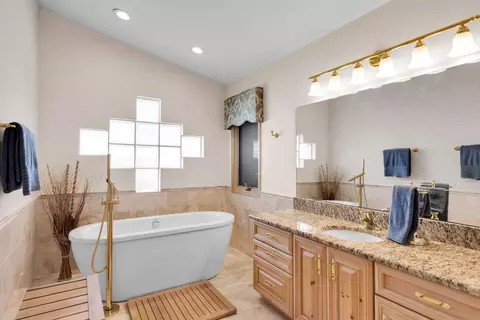 Bath - 701 12th St #KEY colony, Key Colony Beach, FL 33051 photo 2 of 6