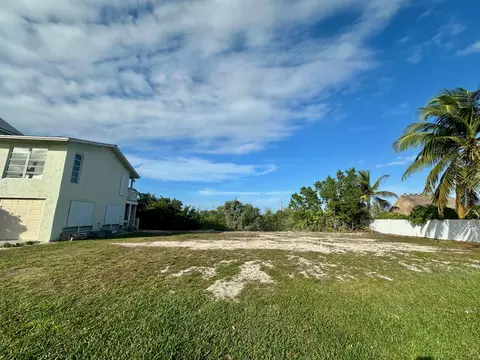 8 Blue Water Dr, Saddle Bunch, FL 33040