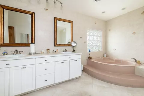 Bath - 114 Avenue E, Marathon, FL 33050 photo 2 of 7