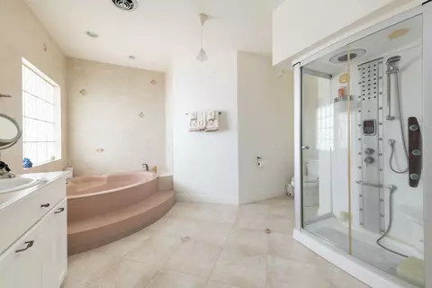 Bath - 114 Avenue E, Marathon, FL 33050 photo 1 of 7