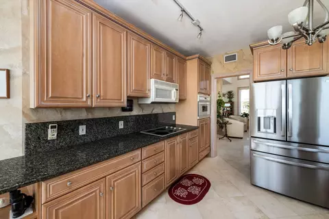 Kitchen - 5 Ocean E, Marathon, FL 33050 photo 3 of 4