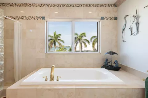 Bath - 5 Ocean E, Marathon, FL 33050 photo 3 of 5