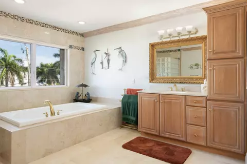 Bath - 5 Ocean E, Marathon, FL 33050 photo 4 of 5