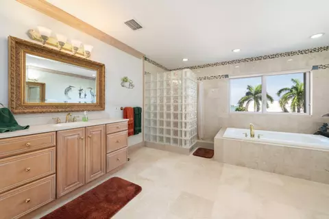 Bath - 5 Ocean E, Marathon, FL 33050 photo 2 of 5