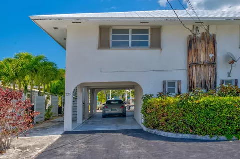 220 4th St, Key Colony, FL 33051