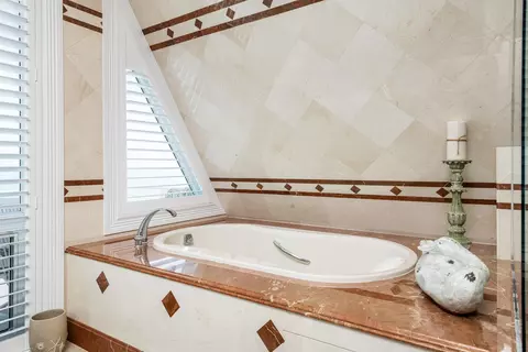 Bath - 8 Ocean E, Marathon, FL 33050 photo 1 of 11