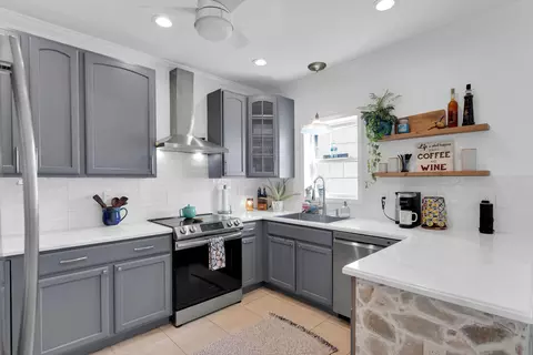 Kitchen - 333 25th St, Marathon, FL 33050 photo 2 of 5