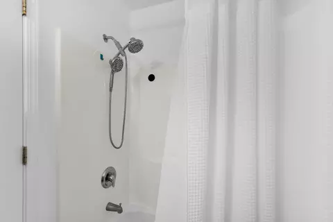 Bath - 333 25th St, Marathon, FL 33050 photo 3 of 4