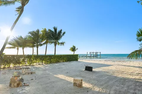Exterior - 218 Gulfview Dr, Islamorada, FL 33036 photo 2 of 11