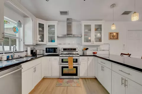 Kitchen - 461 Barracuda Blvd, Key Largo, FL 33037 photo 3 of 4