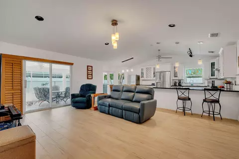 Living - 461 Barracuda Blvd, Key Largo, FL 33037 photo 1 of 1
